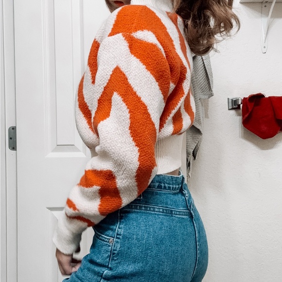 Animal Print Cropped Sweater - Picture 3 of 6